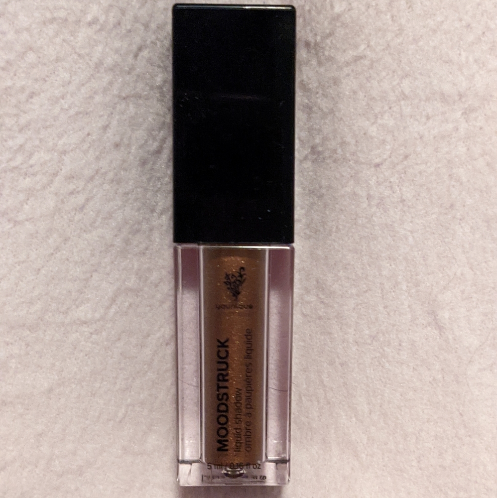 Moodstruck liquid shadow Color: Ornate